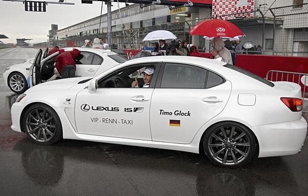 Timo Glock als Taxifahrer im Lexus IS F. Foto: Auto-Reporter/Lexus